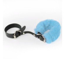 Черные кожаные наручники со съемной голубой опушкой
