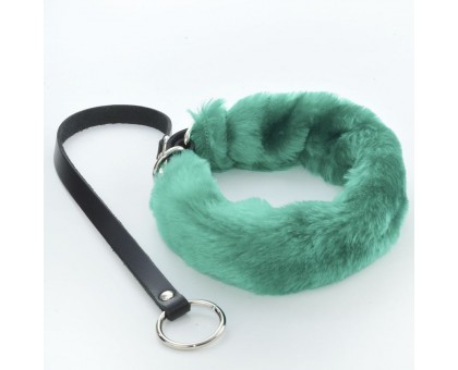 Зеленый меховой ошейник с кожаным поводком