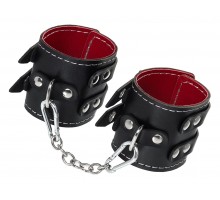 Черные кожаные наручники с двумя ремнями и красной подкладкой