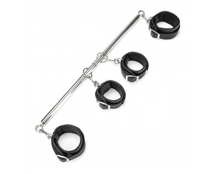 Две пары черных фиксаторов для рук и ног на металлической распорке Spreader Bar