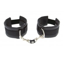 Чёрные полиуретановые наручники Luxurious Handcuffs