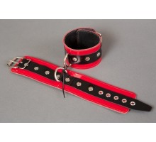 Красные лакированные наручники с клёпками