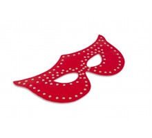 Таинственная красная маска с заклёпками