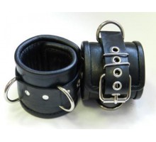 Чёрные наручники с застежкой-ремешком и 3 сварными D-кольцами