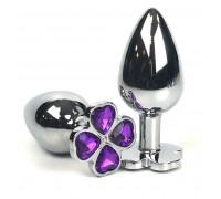 Серебристая анальная втулка с клевером из фиолетовых кристаллов - 8 см.