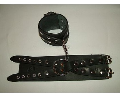 Чёрные кожаные наручники  Крест  без подкладки