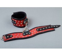 Фигурные красно-чёрные наручники с клёпками