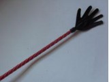 Длинный плетённый стек с наконечником-ладошкой и красной рукоять