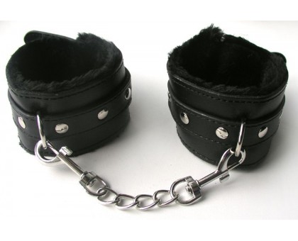 Черные наручники с заклепками на цепочке с карабинами