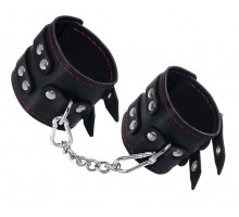 Черные кожаные наручники с двумя ремнями и подкладкой