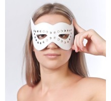 Белая маска на глаза с разрезами и заклепками 