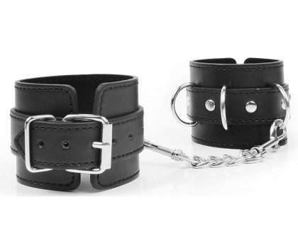 Черные наручники с металлическими застежками и цепочкой