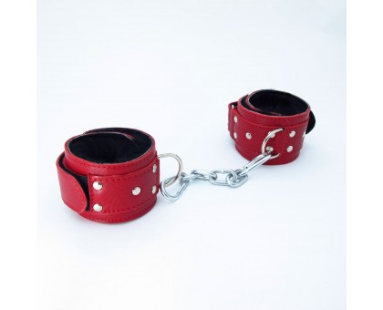 Красные кожаные наручники с меховым подкладом