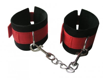 Черно-красные наручники из текстиля с цепочкой на карабине