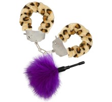 Эротический набор: леопардовые наручники и фиолетовая пуховка