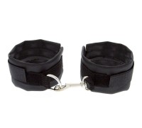 Чёрные полиуретановые наручники с карабином Beginners Wrist Restraints