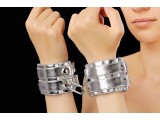 Серебристые наручники с коротким ремешком и никелированной фурни