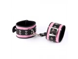 Розово-чёрные наручники с ремешком с двумя карабинами на концах