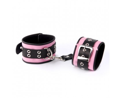 Розово-чёрные наручники с ремешком с двумя карабинами на концах 