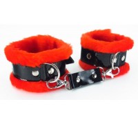 Красные меховые наручники с ремешками из лакированной кожи